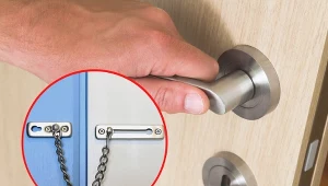 Kradzież „na klamkę” to popularna niestety forma kradzieży, stosowana głównie w dużych miastach.