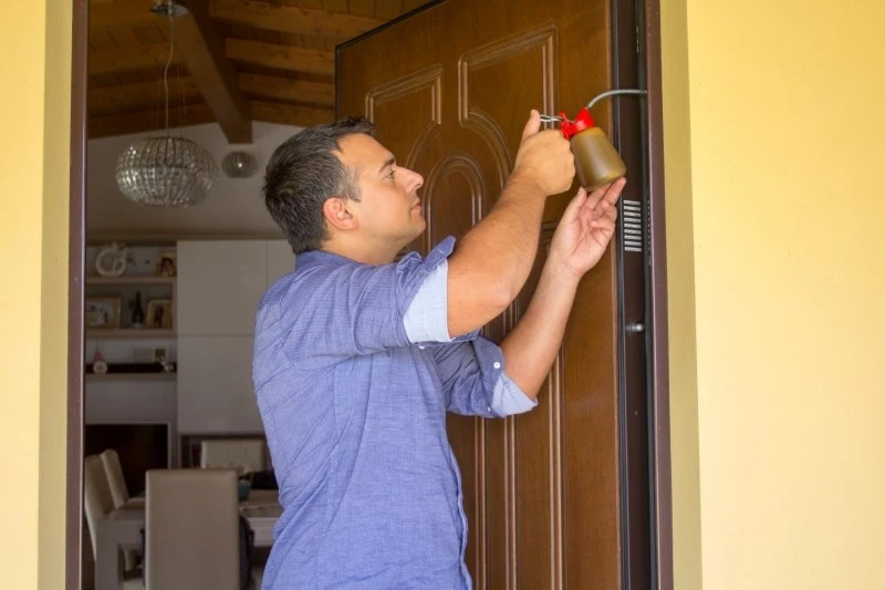 Aby zawiasy drzwiowe przestały skrzypieć, musimy odpowiednio je naoliwić