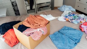 Przyjęło się, że niepotrzebną odzież należy wrzucić do pojemnika na odpady zmieszane. Jest to zresztą prawda, ale mamy znacznie lepsze opcje.