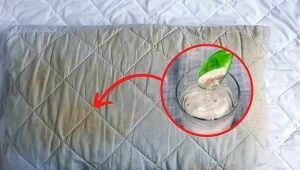 Wyjaśniamy, skąd biorą się żółte plamy na poduszce i jak się ich pozbyć