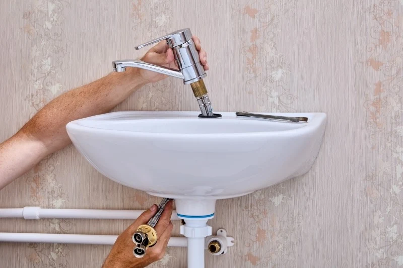 Naprawę cieknącego kranu należy zacząć od odcięcia głównego dopływu wody