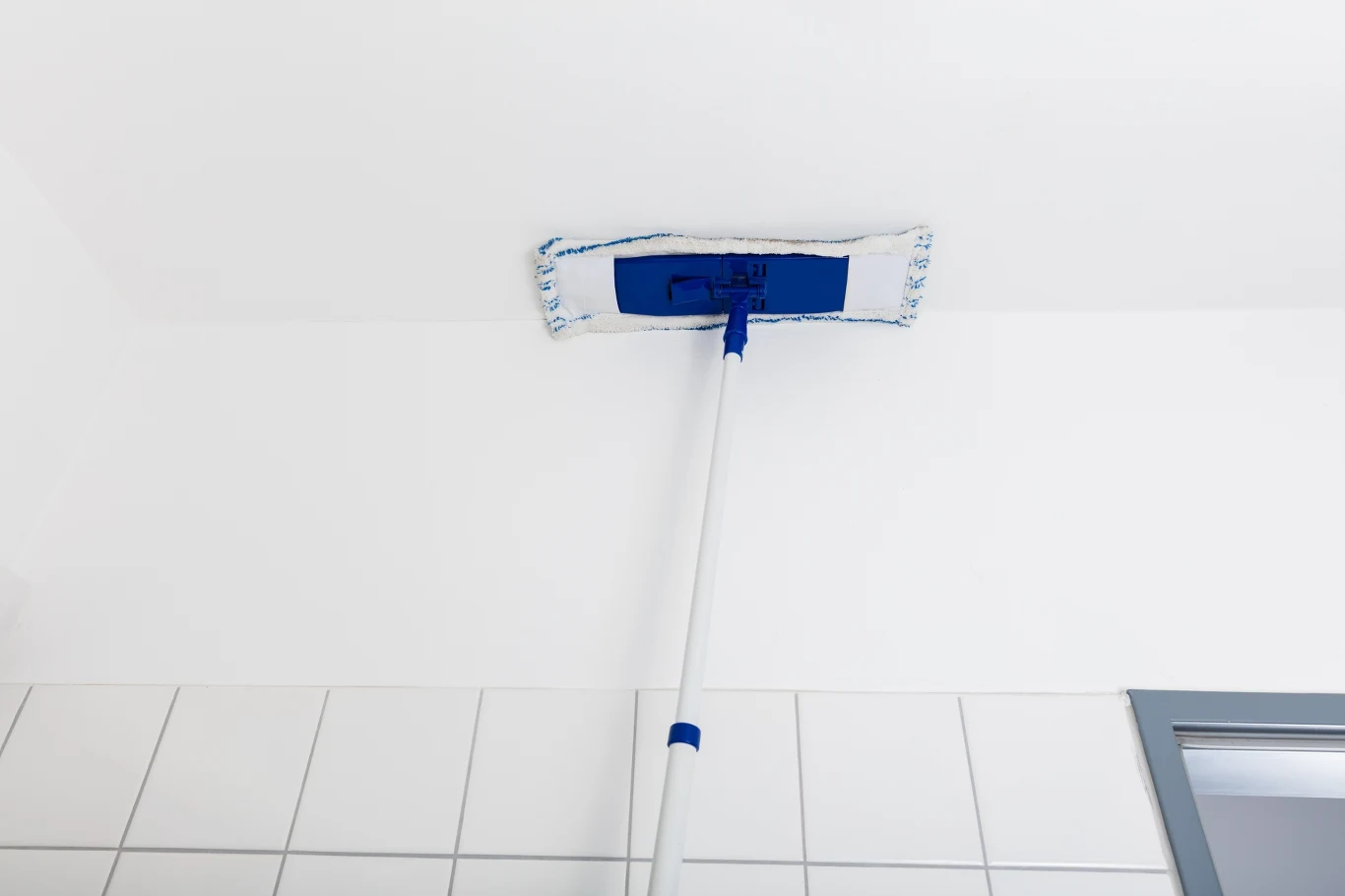 Dowiedz się, czym usunąć brud i tłuszcz z sufitu