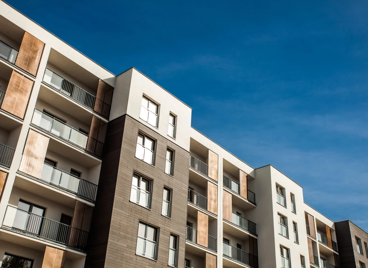 Służby porządkowe mogą ukarać przeszkadzającego lokatora pouczeniem lub mandatem