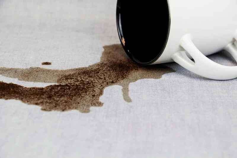 Większość plam na obrusie można usunąć domowymi sposobami