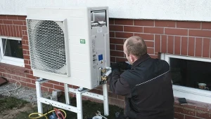 Montaż pompy ciepła to świetny sposób na obniżenie kosztów ogrzewania./ EastNews