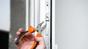 Nieszczelne okna przyczyniają się do wzrostu opłat za ogrzewanie. Czasem wystarczy przestawić je z trybu letniego na zimowy, by odczuć znaczącą różnicę.