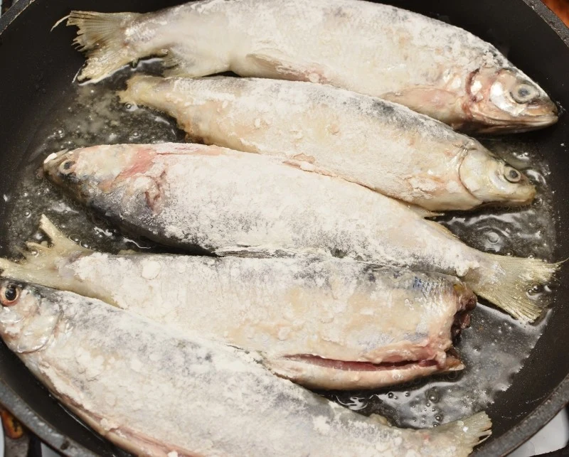 Aby usunąć zapach ryby z patelni należy przetrzeć ją fusami z herbaty