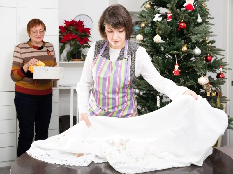 Zazwyczaj obrusy mają metkę z instrukcją, w jaki sposób i w jakiej temperaturze można je prać