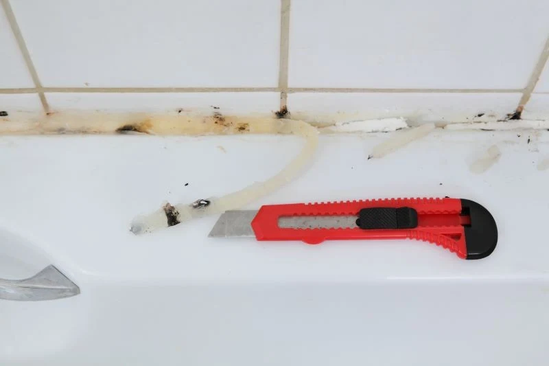 Stary silikon możemy usunąć m