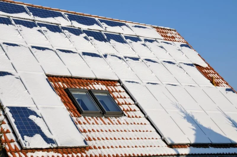 Panele fotowoltaiczne można odśnieżać jedynie miękką szczotką