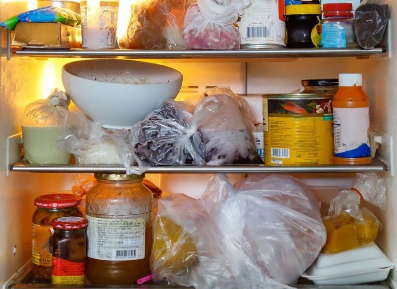 Zbyt wiele produktów w lodówce może powodować jej nadmierne przegrzewanie się