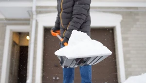 Podstawowym skutkiem nieodśnieżonego chodnika jest mandat karny wystawiony przez straż gminną lub policję.