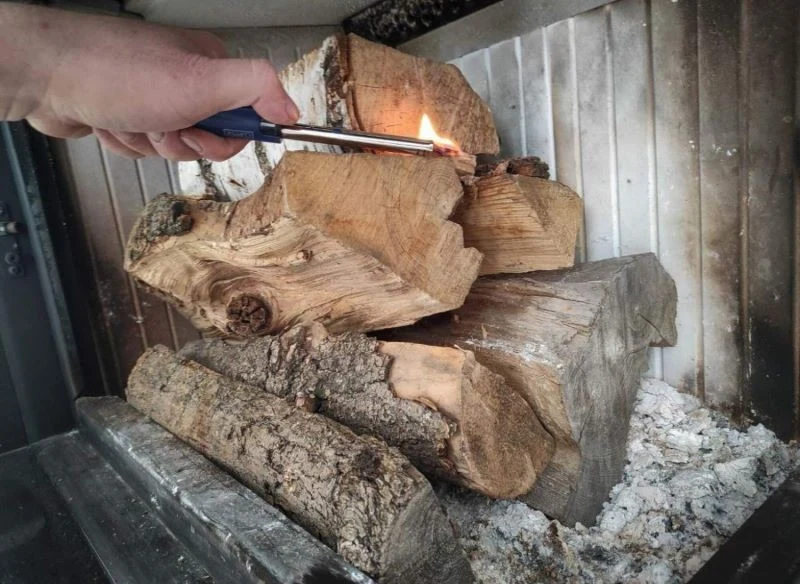 Sprawdźcie, jak palić w kominku, by ogień jak najdłużej się utrzymywał