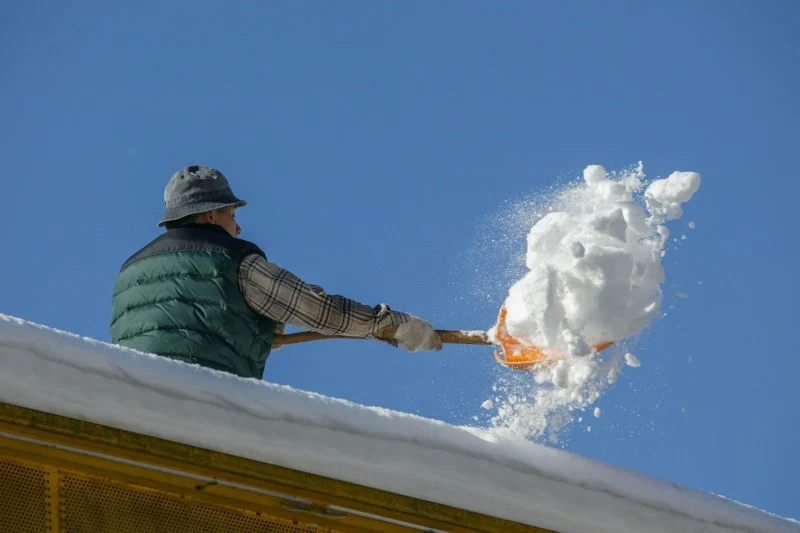 Za odśnieżanie dachu odpowiada właściciel nieruchomości lub jej zarządca
