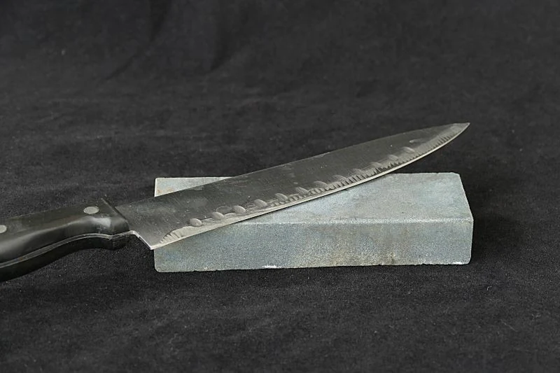 Kamień ceramiczny lub osełka diamentowa świetnie sprawdzą się do ostrzenia noży