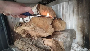 Sprawdźcie, jak palić w kominku, by ogień jak najdłużej się utrzymywał./Reporter