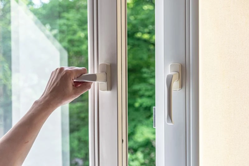 Mieszanka z octu, cytryny i płynu do naczyń poradzi sobie z zabrudzeniami na ramach okiennych