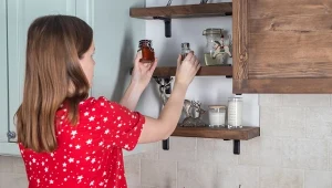 Decluttering kuchni sprawi, że przestrzeń będzie uporządkowana na dłużej.