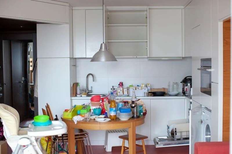 Decluttering pozwoli odgracić szafki w kuchni