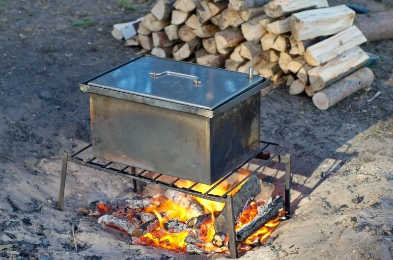 Wybierając drewno do wędzarni, przede wszystkim wybierz drewno suche, z drzew liściastych