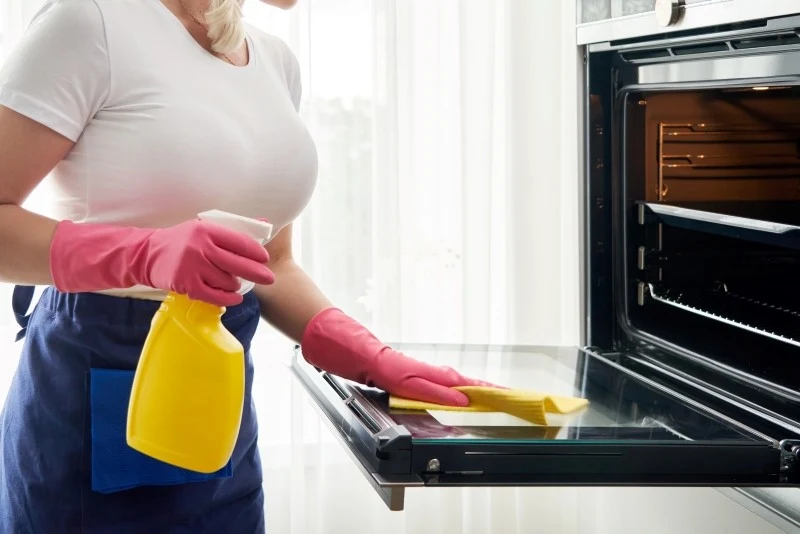 Aby piekarnik lśnił, warto wyczyścić go domowymi sposobami, które są równie skuteczne, jak detergenty