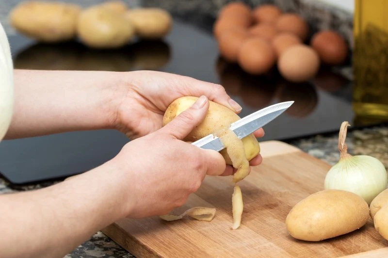 Z ziemniaczanych obierków możemy przygotować wyśmienite chipsy