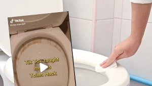 Niezależnie od przyczyny powstawania plam na desce sedesowej, do przeciwdziałania im po raz kolejny sprawdzą się składniki, które bez problemu znajdziesz w swoim domu. Fot.123RF.com/ TikTok char.charclark Charlotte