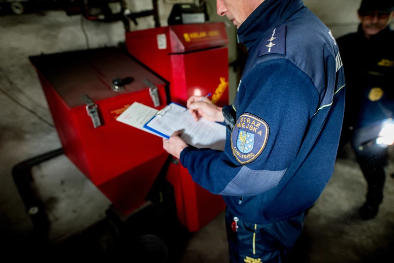 Kontrolę pieca w sezonie grzewczym mają prawo przeprowadzać urzędnicy oraz straż miejska