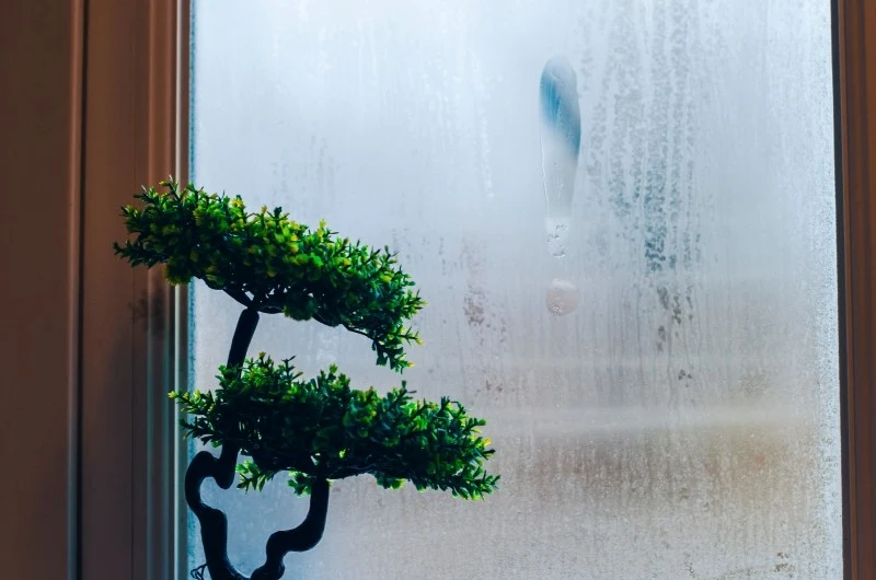 Jedną z przyczyn parowania okien jest nieprawidłowa wentylacja pomieszczenia