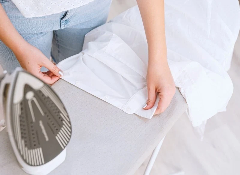 Prasowanie ubrań bez wykorzystania żelazka jest możliwe, a nawet bardzo proste