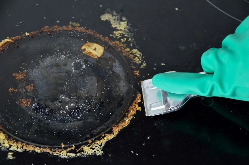 Trudne do usunięcia zabrudzenia na płycie indukcyjnej możemy wyczyścić za pomocą specjalnego skrobaka