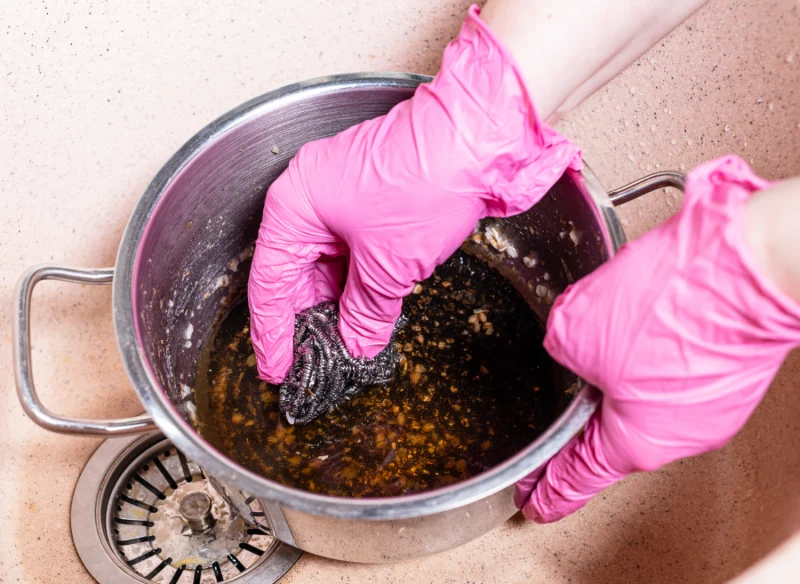 Sprawdźcie, jak wyczyścić przypalony garnek