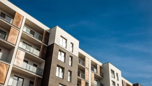 Służby porządkowe  mogą ukarać przeszkadzającego lokatora pouczeniem lub mandatem.