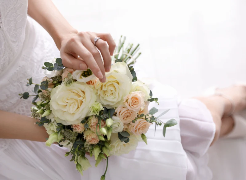 Eustoma w bukiecie ślubnym będzie idealnym dopełnieniem sukni ślubnej