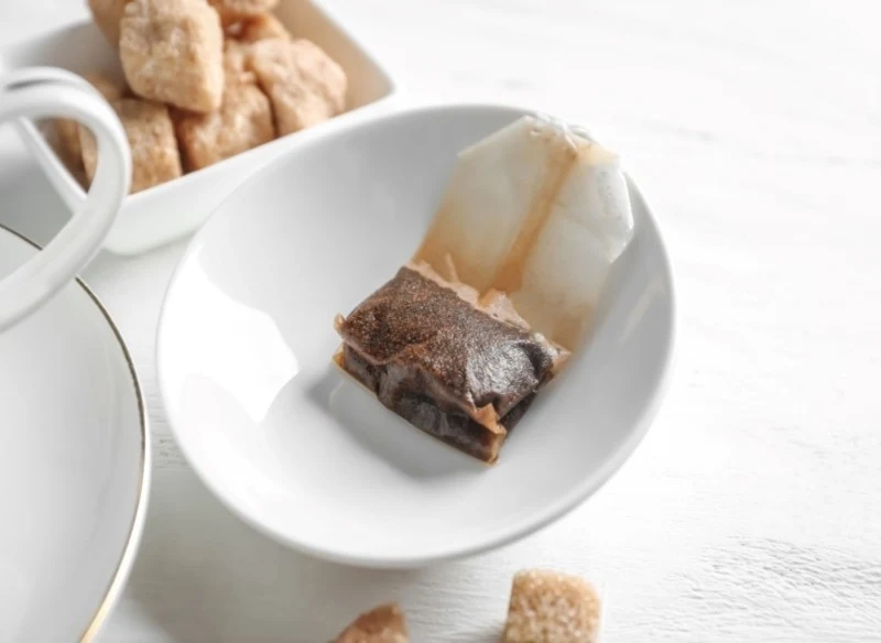 Zużyta torebka po herbacie ma wiele właściwości, które można spokojnie wykorzystać przy codziennym sprzątaniu