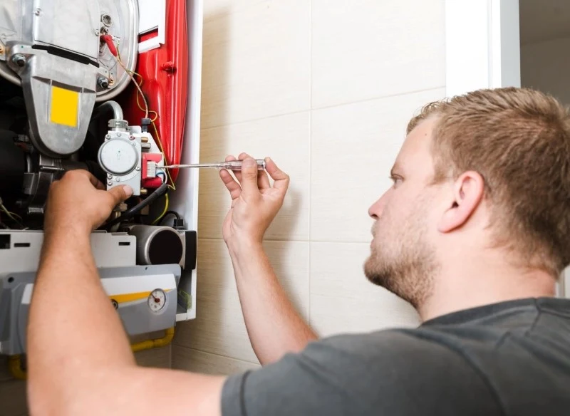 Ogrzewanie indukcyjne ziała na zasadzie indukcji, czyli zamiany energii elektrycznej na energię cieplną