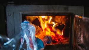 Zgodnie z prawem, nie można palić w piecu odpadami, gdyż jest to nieekologiczne, i bardzo szkodliwe dla zdrowia./EastNews