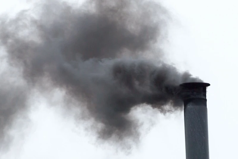 Palenie śmieciami w piecu najłatwiej poznać, bo gęstym, czarnym dymie o intensywnym zapachu