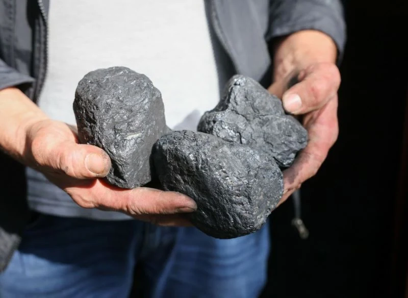 Dobrej jakości węgiel możemy rozpoznać po kolorze