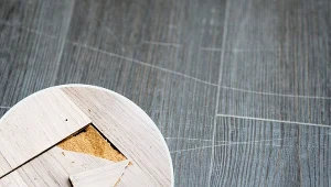 Pojawiające się na podłodze rysy nie muszą oznaczać głębokich uszkodzeń parkietu.