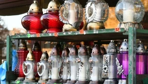 Ceny zniczy w tym roku poszybowały w górę./East News