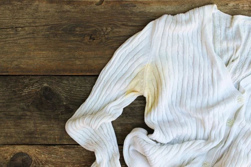 W usunięciu plam i zapachu potu pomoże m