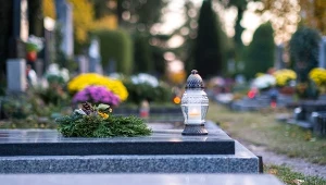 Kradzieże wieńców i zniczy zdarzają się bardzo często - zwłaszcza w dużych miastach.