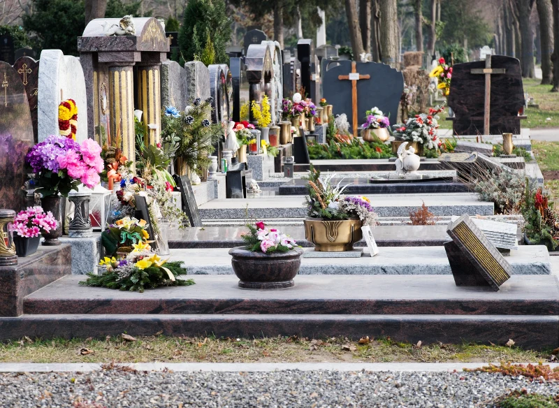 Jak zabezpieczyć kwiaty na grobie