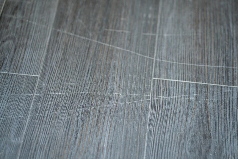 W przypadku paneli laminowanych usunięcie rys bywa trudniejsze