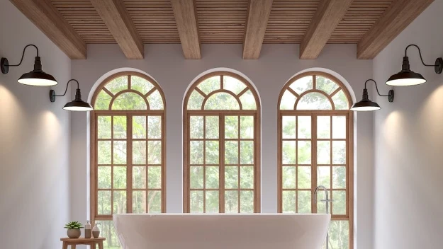 Z drewna można stosunkowo niskim kosztem wykonać nietypowe ramy okienne. Fot.123RF.com