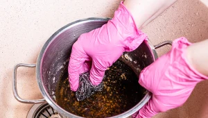 Domowe sposoby na czyszczenie przypalonych garnków. Połączenia tych dwóch składników unikaj