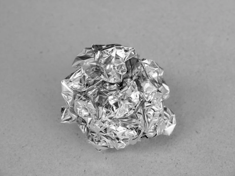 Kulka zrobiona z folii aluminiowej pomoże wyczyścić brudne garnki