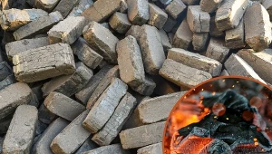 Brykiet torfowy ma zwartą postać kostek, dzięki czemu zajmuje mniej miejsca.