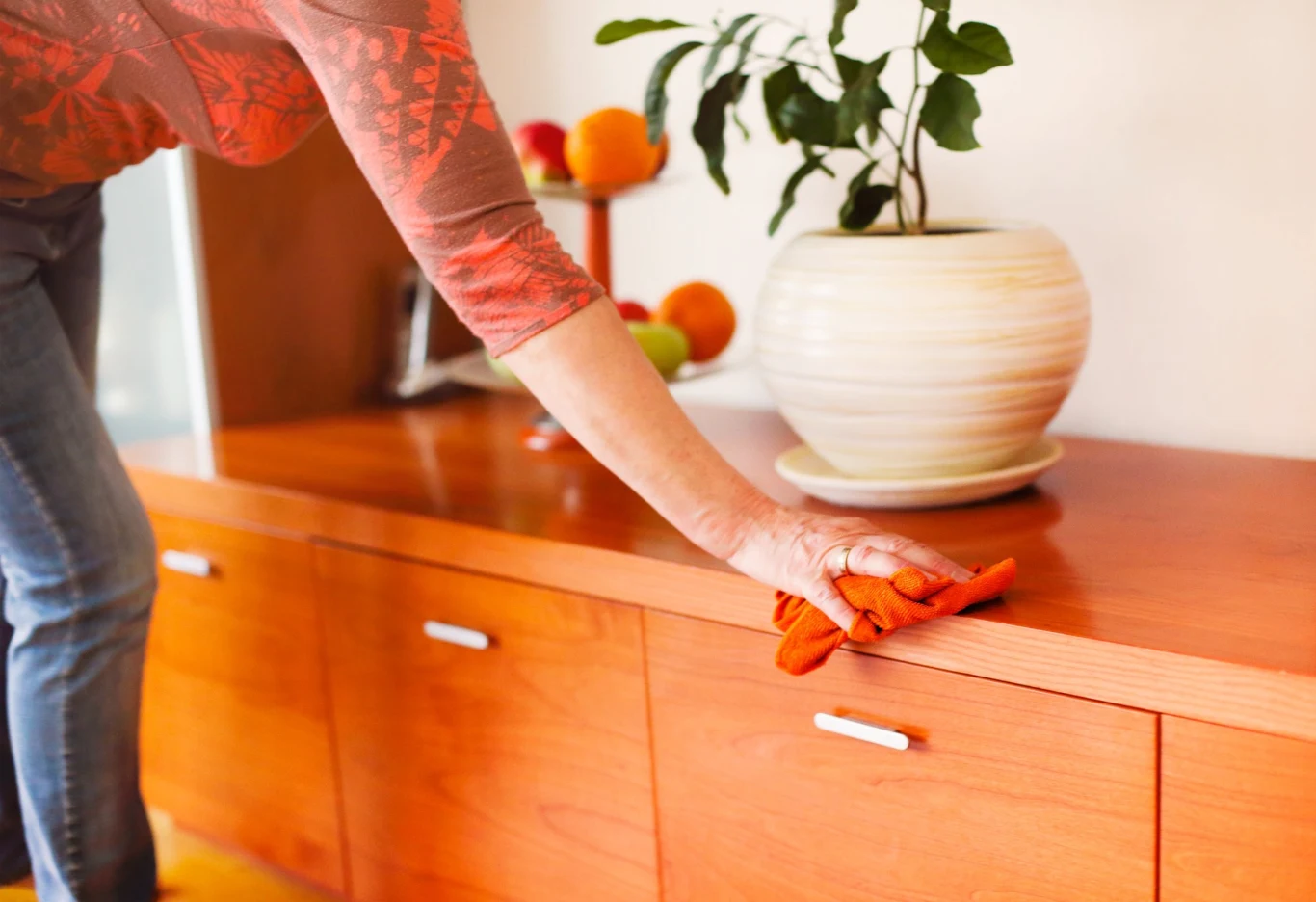 Przydatnym narzędziem w walce z kurzem jest ściereczka z mikrofibry